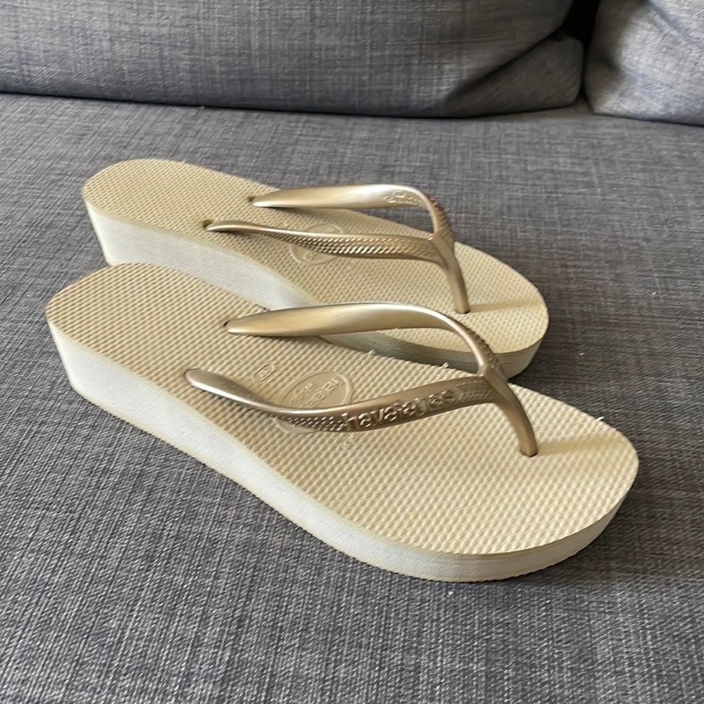 NWOT Havaianas Thong Wedge Flip Flops